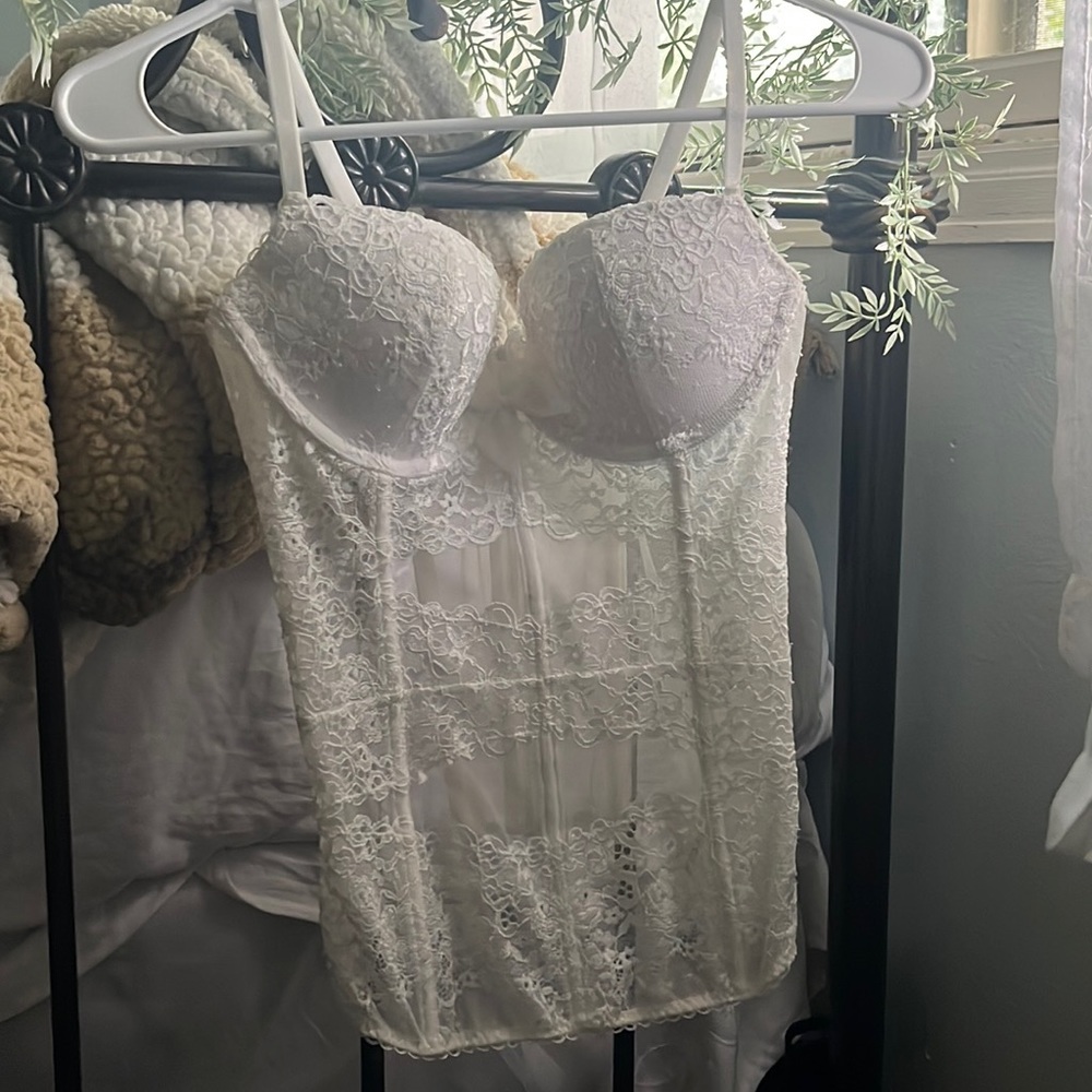 RARE VICTORIAS SECRET WHITE LACE CORSET